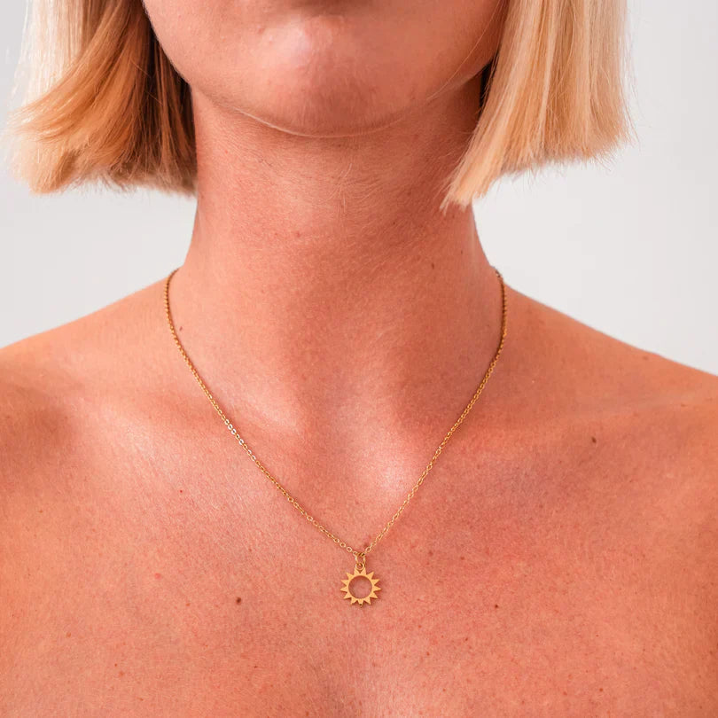 Kaklo vėrinys su saulės pakabuku