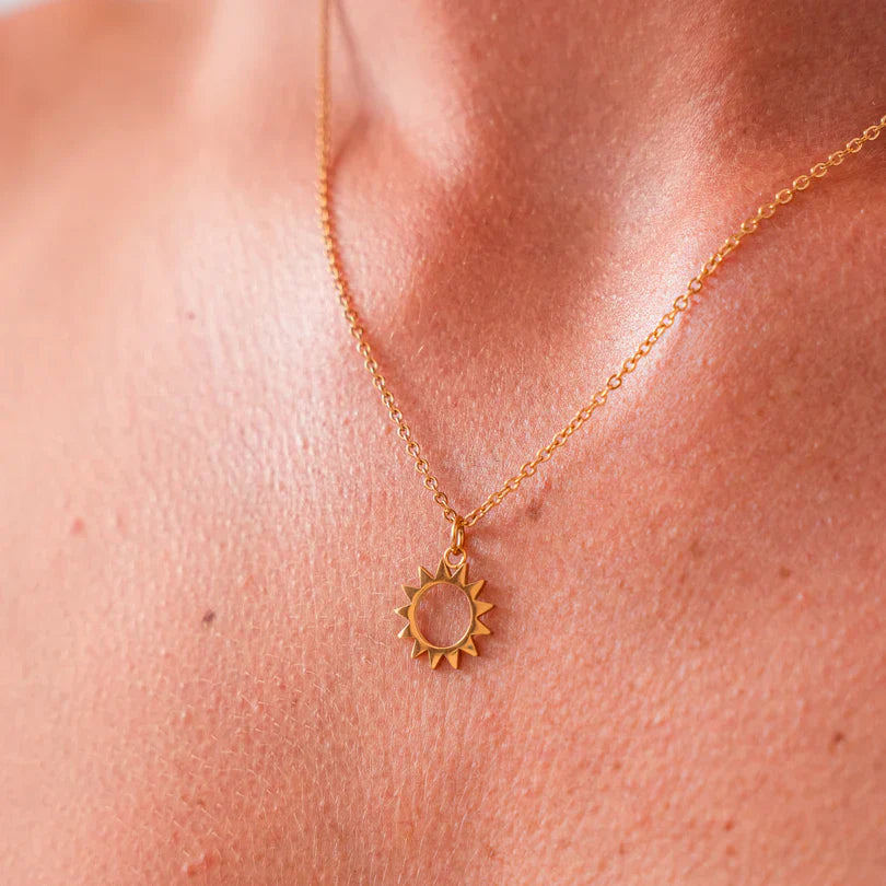 Kaklo vėrinys su saulės pakabuku