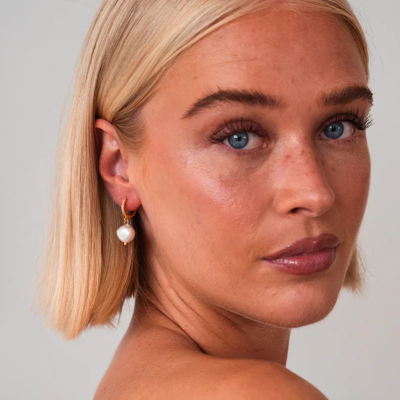 Auskarai su gėlavandeniais perlais