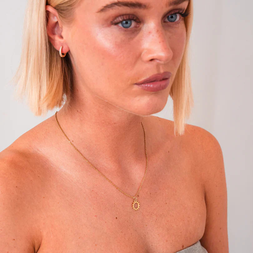 Kaklo vėrinys su saulės pakabuku