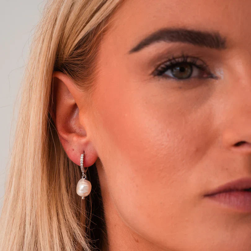 Auskarai su gėlavandeniais perlais