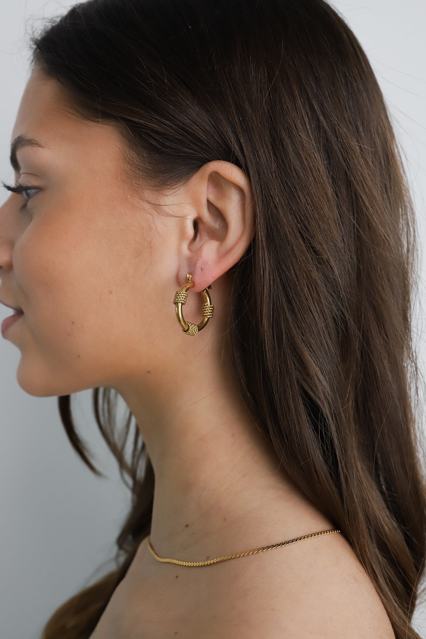 Apvalūs auskarai su detalėmis