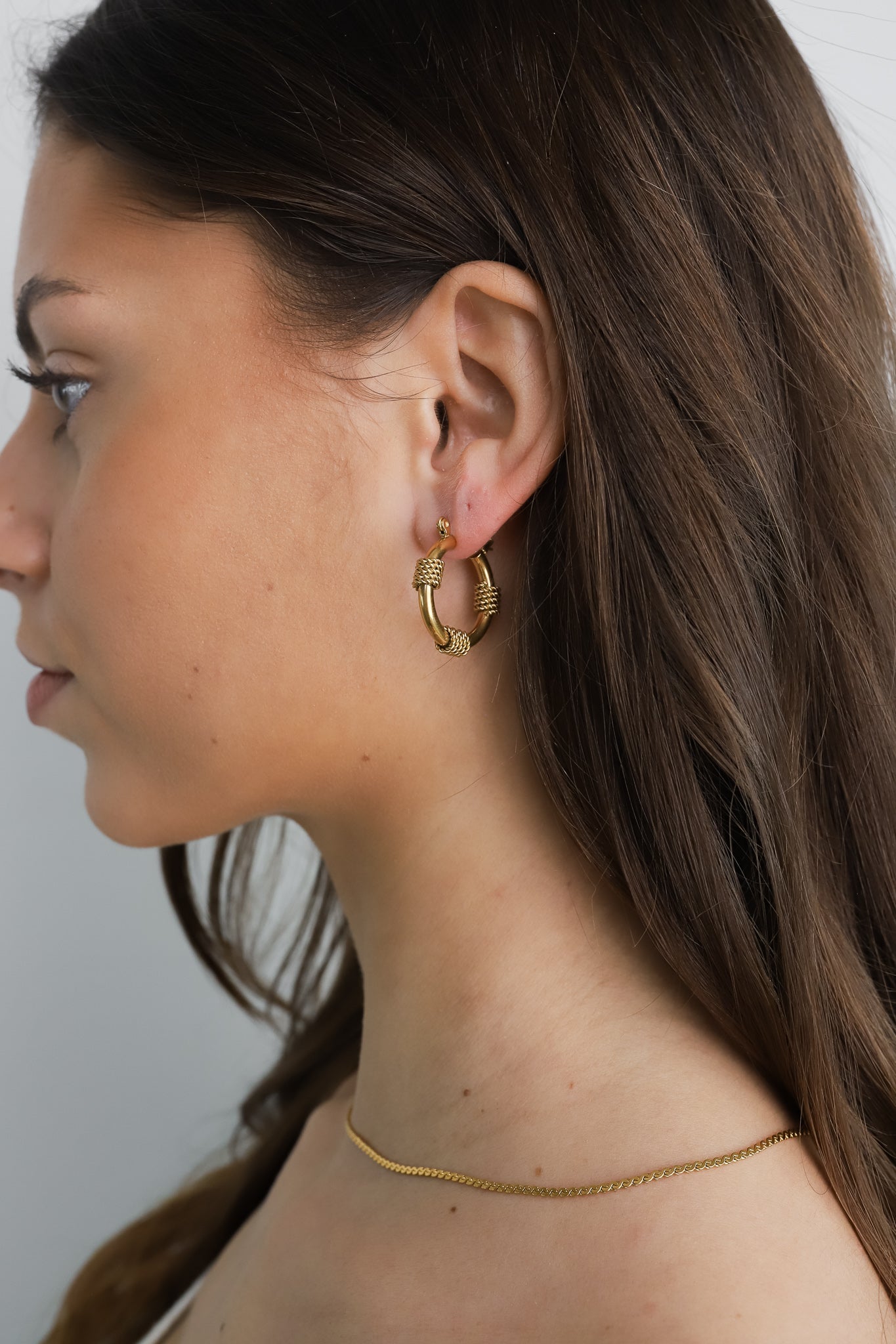 Apvalūs auskarai su detalėmis