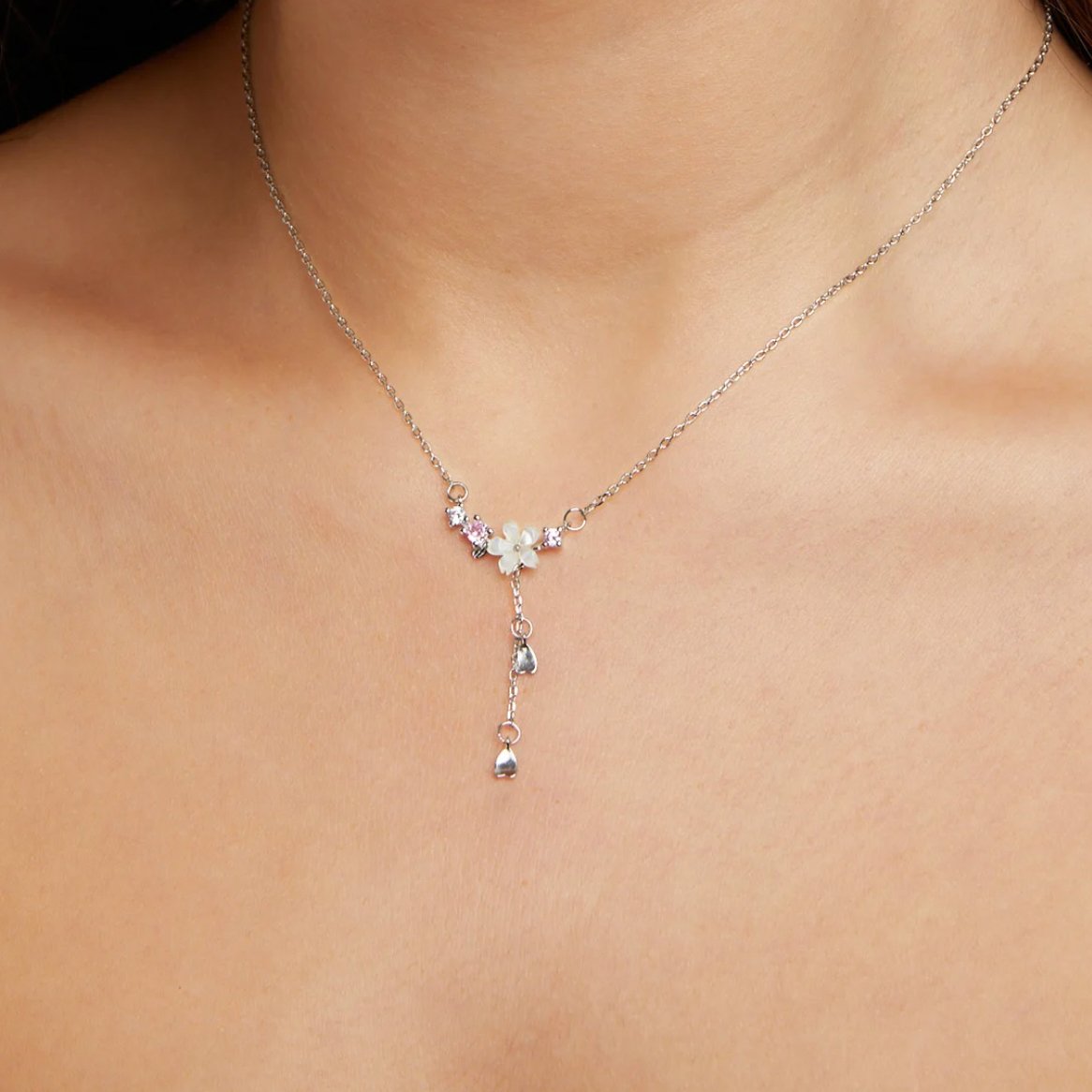 Kaklo vėrinys su sakurų žiedais